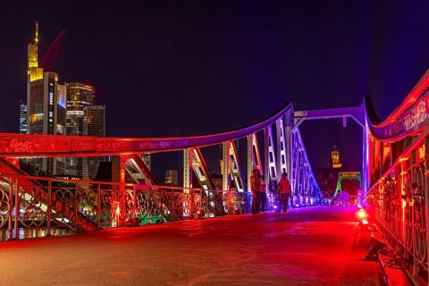 Frankfurt sets an example: The Eiserner Steg will shine in rainbow colours for Christopher Street