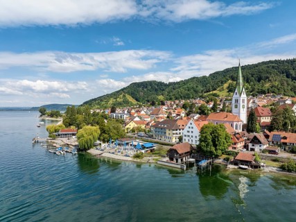Luftbild von der Ortschaft Sipplingen am Bodensee bei sommerlicher Vegetation, gegenüber der