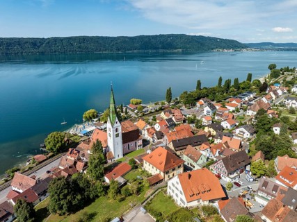 Luftbild von der Ortschaft Sipplingen am Bodensee bei sommerlicher Vegetation, gegenüber der