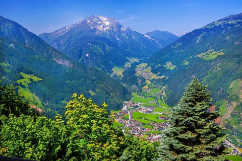 View of the village with Finkenberg and the Grinbergspitzen 2884m, Mayrhofen, Zillertal, Zillertal