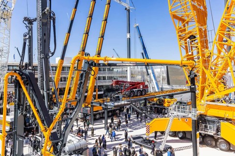 LG 1800-1.0 lattice boom crane with a maximum lifting height of 204 metres for wind turbines. BAUMA