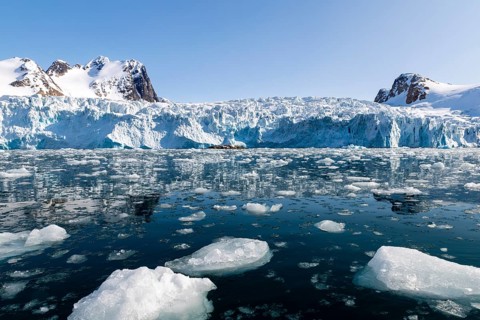 Glacier tongue, ice in front of a break-off edge, mountain peak, sea, Fugelfjorden, Spitsbergen,