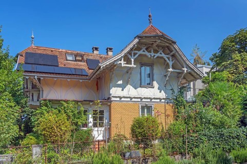 Interesting roof truss of a villa from around 1900, tiled roof with solar panels and a somewhat