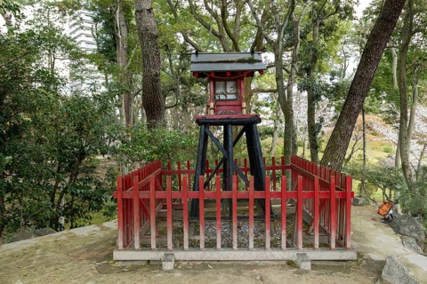 Inari-jinja Shrine on Mount Kifuku in Shukkei-en with blossoming cherry trees, sakura, and