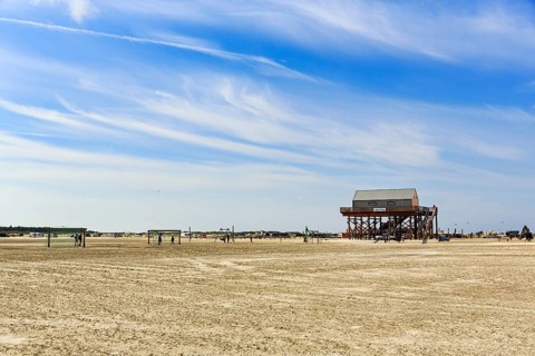 Pile dwelling, toilet block on the beach, football goals on the horizon, Sankt Peter-Ording,