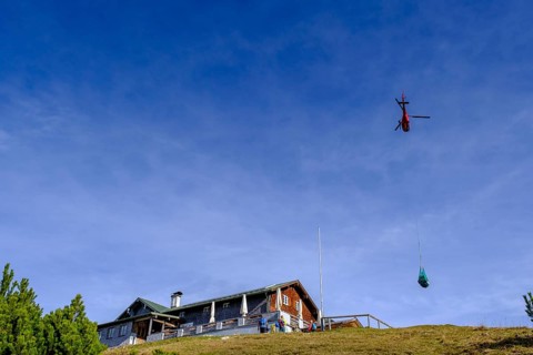 Helicopter, loads on the mountain, at the Wankhaus, Wank, Garmisch-Partenkirchen, Werdenfelser