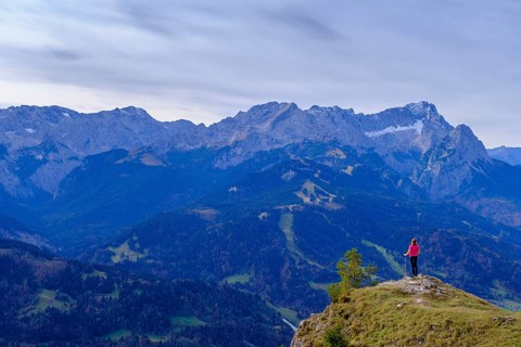 Mountaineers on the panorama trail, on the Wank, behind Zugspitze, Garmisch-Partenkirchen,