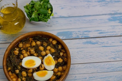 Chickpeas with spinach and egg