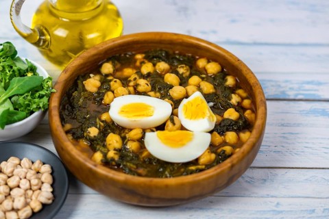Chickpeas with spinach and egg
