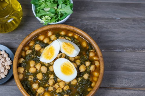 Chickpeas with spinach and egg