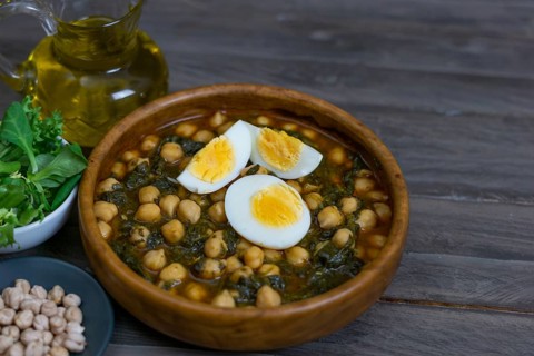Chickpeas with spinach and egg