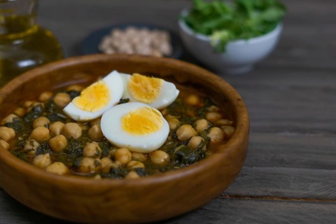 Chickpeas with spinach and egg