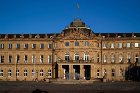 Fountain, main wing and cour d'honneur New Palace in the evening light, Stuttgart,