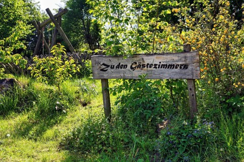 Wooden sign in the garden, summer, inscription, To the guest rooms, country inn, Rischenau, LÃ¼gde,