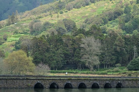 Bridge between the lakes Lagoa Azul and Lagoa Verde, Sete Cidades, SÃ£o Miguel, Azores, Portugal