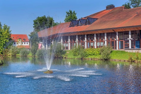 Spa hotel am Park and Oberer Grabenweiher with fountain, Isny, Swabia, Baden-WÃ¼rttemberg, Germany