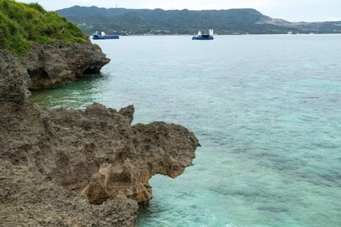 Sesoko's tail, rock formation, rugged cliffs of volcanic rock at the southern tip of Sesoko-jima,