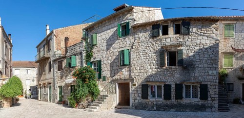 Trg Skor, Skor Square, panoramic view, stone houses in the old town centre, Starigrad, island of