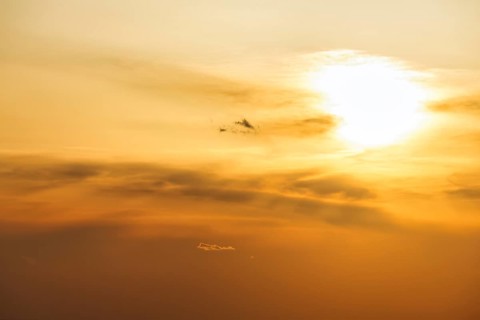 Evening sun behind cirrus, golden evening sky, full-frame, Oia, Thira, Santorini, Cyclades, Greece