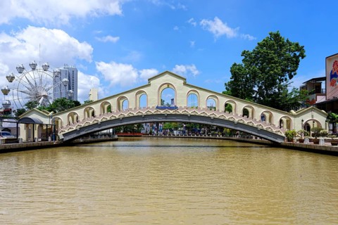 Jambatan Old Bus Station Bridge on the Malacca or Melaka river and the Ferris Whell of the Theme