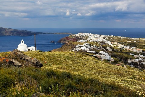 View of the village on the edge of the caldera, cliffs, hiking trail from Fira to Oia, Thira,