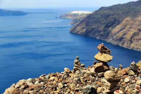 Cairns on the edge of the caldera, view, cliffs, hiking trail from Fira to Oia, Thira, Santorini,