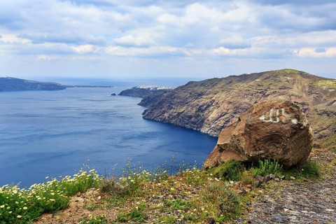 Edge of the caldera, cliffs, view of the sea, hiking trail from Fira to Oia, Thira, Santorini,