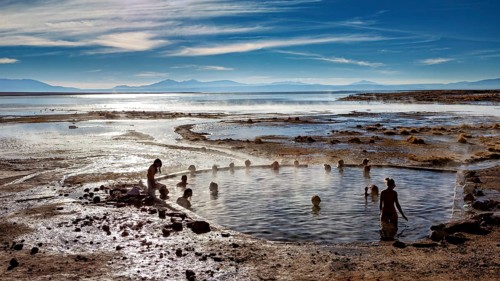 People bathe in hot springs with views of mountains and vast skies, The thermal springs of Polques