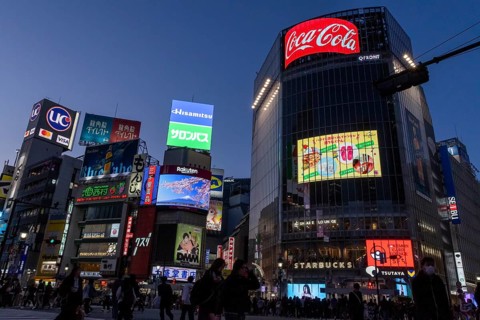 Crowd crossing the zebra crossings of Shibuya Crossing, world-famous intersection in Shibuya