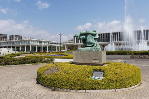Statue of Mother and Children in the Storm, bronze statue by artist Shin Hongo and Fountain of