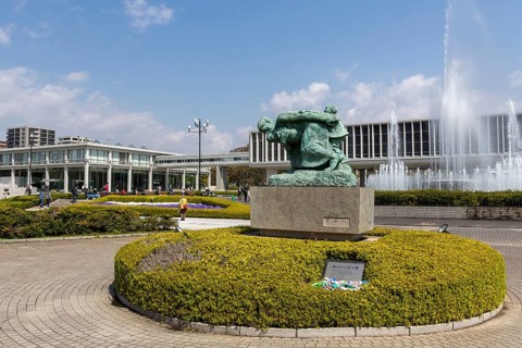 Statue of Mother and Children in the Storm, bronze statue by artist Shin Hongo and Fountain of