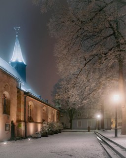 Industrial snow in the historic heart. Justinuskirche, Alt Höchst, Frankfurt am Main, Hesse,