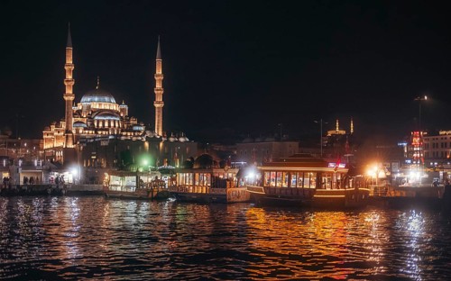 Between Yeni Mosque and fish sandwich vendor. Eminönü, Istanbul, Turkey