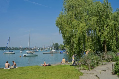 Lakeside path, Lake Zurich, Zürichhorn park, Zurich, Switzerland