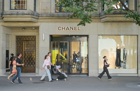Chanel shop, shopping street, passers-by, Bahnhofstrasse, Zurich, Switzerland