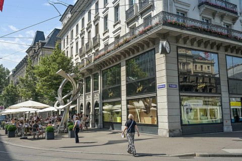 Cafe and chocolate shop Sprüngli, shopping street, passers-by, Bahnhofstrasse, Zurich, Switzerland