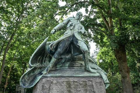 Airship memorial, pilot after landing with a parachute in World War I, Lilienthalstraße, Neukölln,