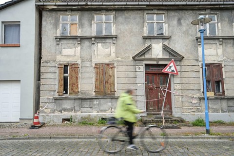 Dilapidated house in the old town centre, Wittenberge, Prignitz district, Brandenburg, Germany