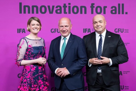 Sara Warneke (Managing Director of gfu Consumer & Home Electronics GmbH), Kai Wegner (Governing
