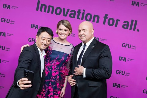 Sara Warneke (Managing Director of gfu Consumer & Home Electronics GmbH, centre) and Leif-Erik