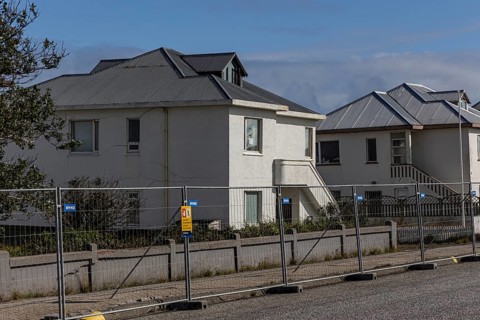 Houses, empty, cordoned off, uninhabitable, at risk of collapse, volcanic eruption, Sundhnúkur
