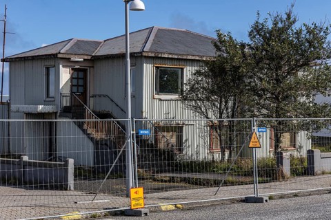 Houses, empty, cordoned off, uninhabitable, at risk of collapse, volcanic eruption, Sundhnúkur