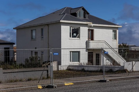 Houses, empty, cordoned off, uninhabitable, at risk of collapse, volcanic eruption, Sundhnúkur