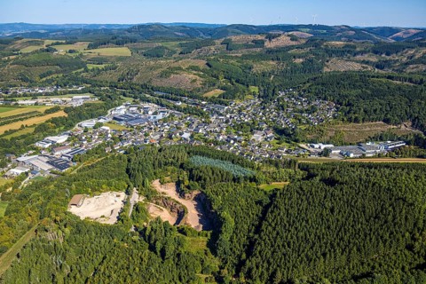 Aerial view, residential area local view Würdinghausen, forest area with forest damage, quarry