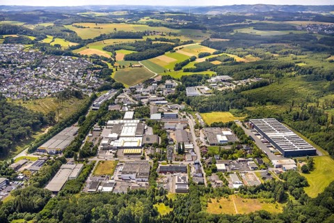 Aerial view, commercial area Wiebelsheide, behind residential area local view Herdringen, forest