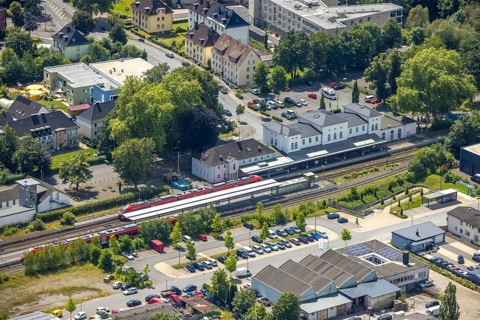 Aerial view, Arnsberg-Neheim-Hüsten station, S-Bahn in station, Hüsten, Arnsberg, Sauerland, North