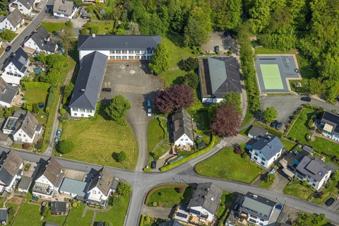 Aerial view, Anne Frank School and sports hall gymnasium, football pitch Auf dem Schilde, Ostwig,