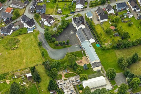 Aerial view, primary school Banfetalschule with schoolyard, gymnasium, Banfe, Bad Laasphe,
