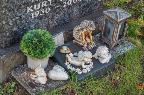 Gravesite with putti and grave light, catholic cemetery, Kempten, Allgäu, Bavaria, Germany