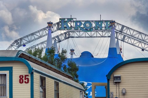 A steel structure holds the tent roof and lettering, circus tent, circus tent, Circus-Krone,